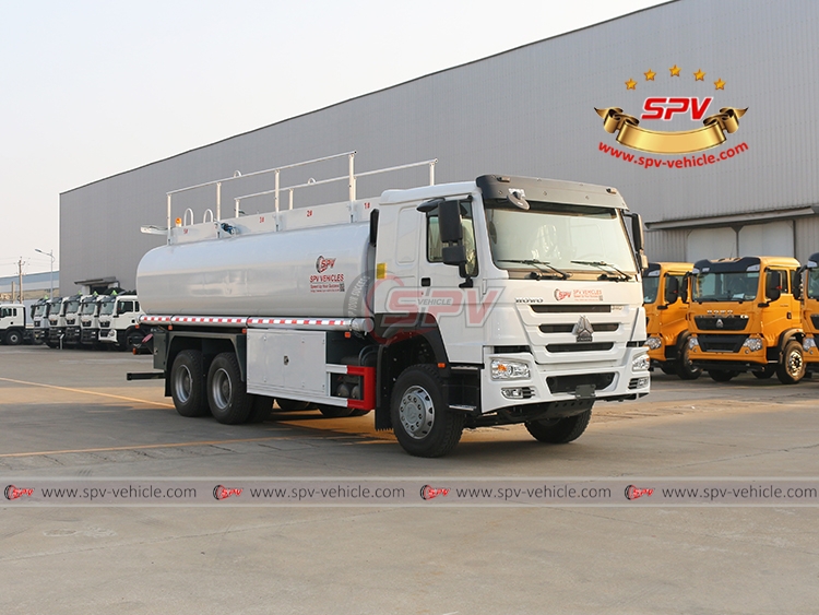 SPV-Vehicle - 22,000 Litres Fuel Tank Truck Sinotruk - Right Front Side View
